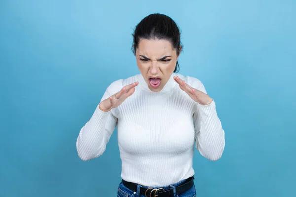 Jonge Blanke Vrouw Dragen Witte Trui Blauwe Achtergrond Schreeuwen Schreeuwen — Stockfoto