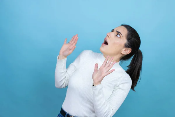 Jonge Blanke Vrouw Draagt Witte Trui Blauwe Achtergrond Bang Met — Stockfoto