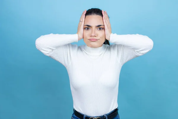 Jonge Blanke Vrouw Dragen Witte Trui Blauwe Achtergrond Denken Kijken — Stockfoto