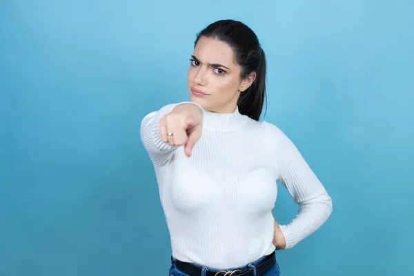 Jonge Blanke Vrouw Draagt Witte Trui Blauwe Achtergrond Wijzend Met — Stockfoto