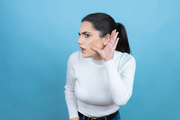 Jonge Blanke Vrouw Draagt Witte Trui Blauwe Achtergrond Verrast Met — Stockfoto