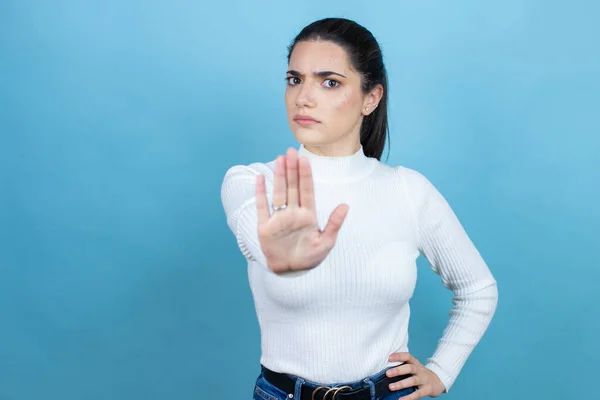 Jonge Blanke Vrouw Dragen Witte Trui Blauwe Achtergrond Serieus Doen — Stockfoto