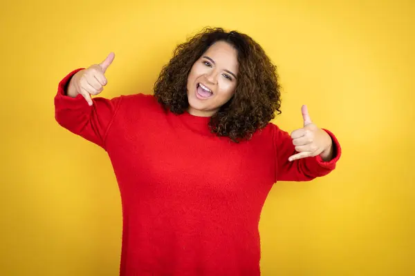 Mujer Afroamericana Joven Vistiendo Suéter Rojo Sobre Fondo Amarillo Gritando —  Fotos de Stock