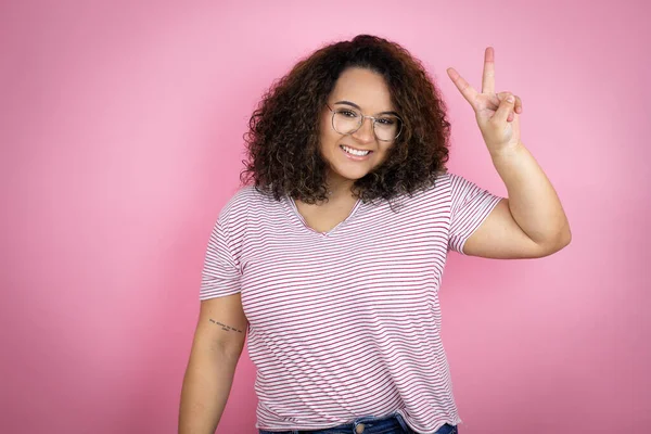 Joven Mujer Afroamericana Con Rayas Rojas Camiseta Sobre Fondo Rosa —  Fotos de Stock