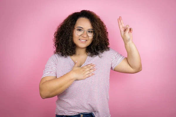 Joven Mujer Afroamericana Con Rayas Rojas Camiseta Sobre Fondo Rosa —  Fotos de Stock