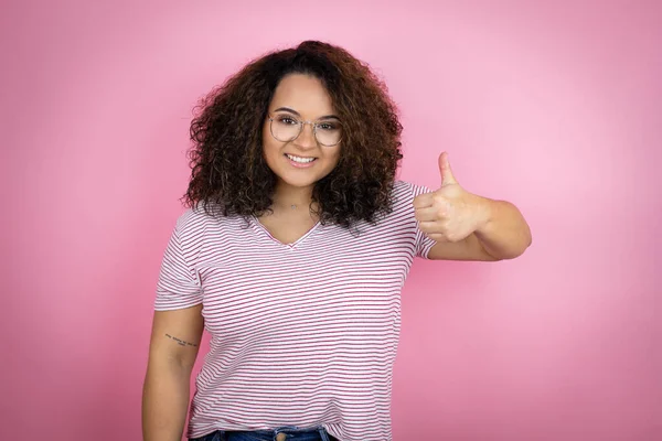 Mujer Afroamericana Joven Con Rayas Rojas Camiseta Sobre Signo Éxito —  Fotos de Stock