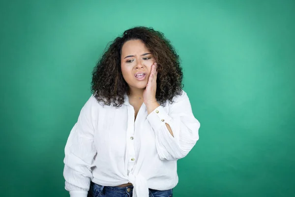 Chica Afroamericana Joven Con Camisa Blanca Sobre Fondo Verde Tocando —  Fotos de Stock