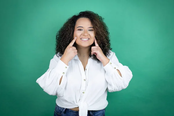 Chica Afroamericana Joven Con Camisa Blanca Sobre Fondo Verde Con —  Fotos de Stock