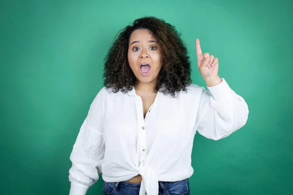 Joven Afroamericana Americana Con Camisa Blanca Sobre Fondo Verde Sorprendida —  Fotos de Stock