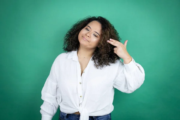 Chica Afroamericana Joven Con Camisa Blanca Sobre Fondo Verde Disparos —  Fotos de Stock