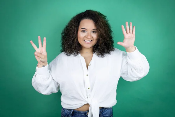 Joven Afroamericana Americana Con Camisa Blanca Sobre Fondo Verde Mostrando —  Fotos de Stock