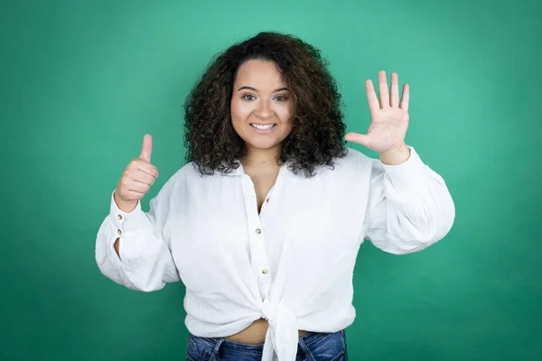 Chica Afroamericana Joven Con Camisa Blanca Sobre Fondo Verde Mostrando —  Fotos de Stock