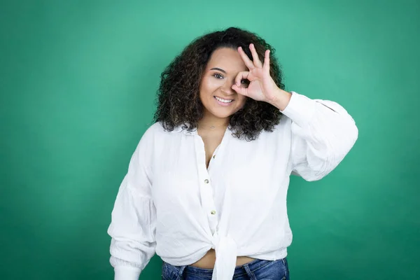 Chica Afroamericana Joven Con Camisa Blanca Sobre Fondo Verde Haciendo —  Fotos de Stock