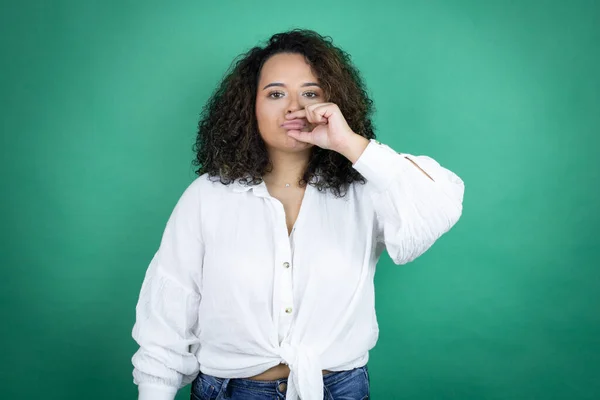 Chica Afroamericana Joven Con Camisa Blanca Sobre Fondo Verde Boca —  Fotos de Stock