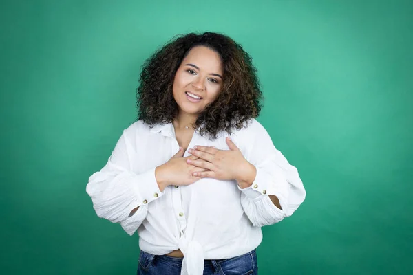 Joven Afroamericana Americana Con Camisa Blanca Sobre Fondo Verde Sonriendo —  Fotos de Stock