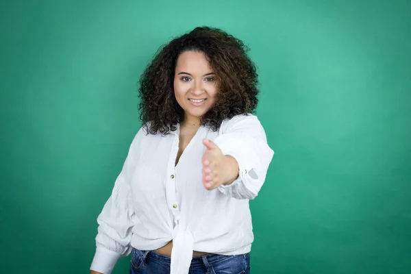 Chica Afroamericana Joven Con Camisa Blanca Sobre Fondo Verde Sonriendo —  Fotos de Stock