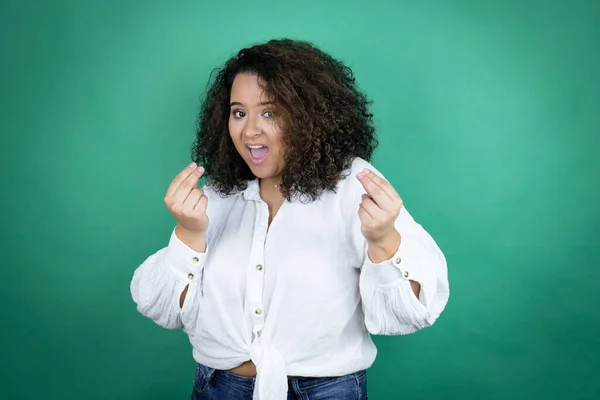 Chica Afroamericana Joven Con Camisa Blanca Sobre Fondo Verde Haciendo —  Fotos de Stock