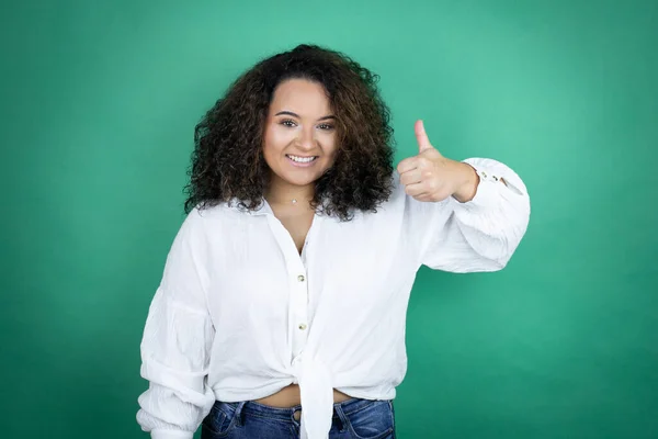 Chica Afroamericana Joven Con Camisa Blanca Sobre Fondo Verde Signo —  Fotos de Stock