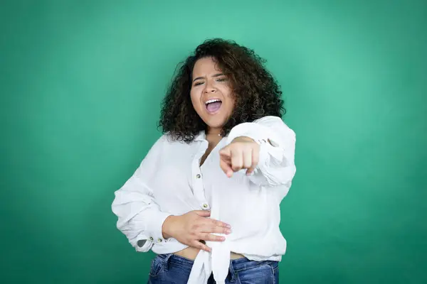 Chica Afroamericana Joven Con Camisa Blanca Sobre Fondo Verde Riéndose —  Fotos de Stock