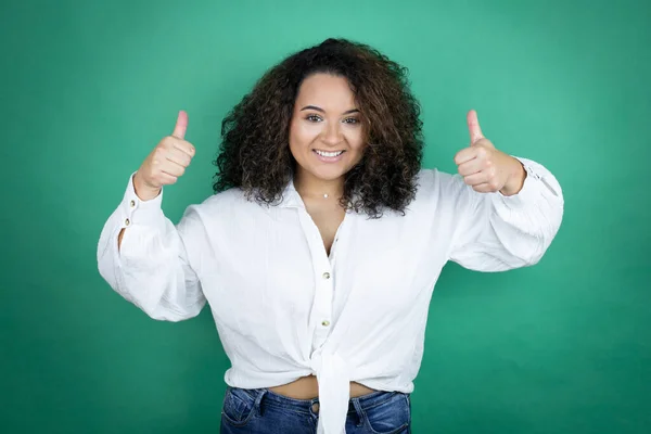 Chica Afroamericana Joven Con Camisa Blanca Sobre Fondo Verde Signo —  Fotos de Stock