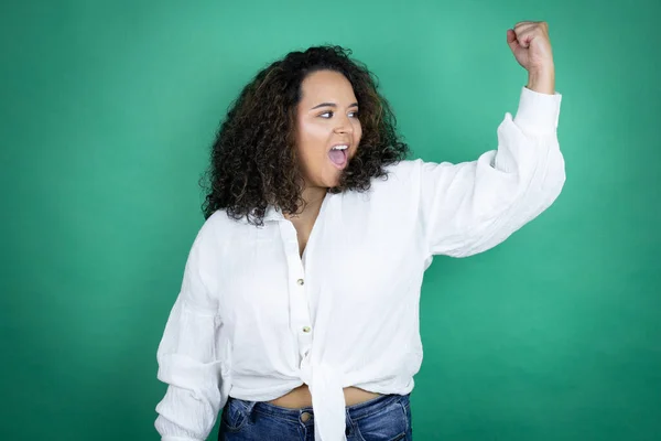 Niña Afroamericana Joven Con Camisa Blanca Sobre Fondo Verde Mostrando —  Fotos de Stock