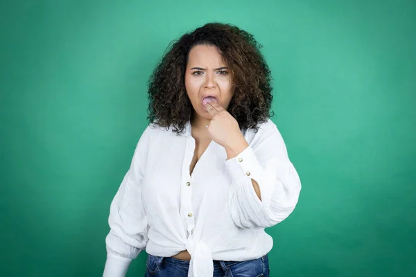 Joven Afroamericana Americana Con Camisa Blanca Sobre Fondo Verde Disgustada —  Fotos de Stock