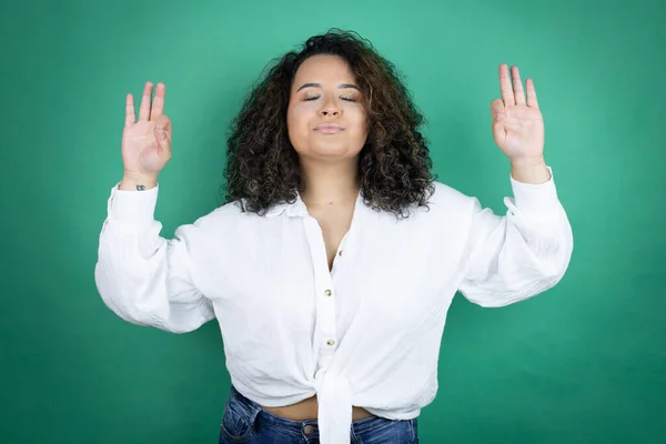Chica Afroamericana Joven Con Camisa Blanca Sobre Fondo Verde Relajarse —  Fotos de Stock