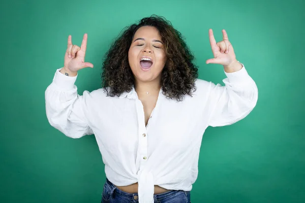 Chica Afroamericana Joven Con Camisa Blanca Sobre Fondo Verde Gritando —  Fotos de Stock