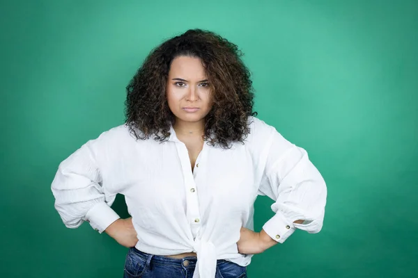 Niña Afroamericana Joven Con Camisa Blanca Sobre Fondo Verde Escéptico —  Fotos de Stock