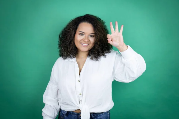 Chica Afroamericana Joven Con Camisa Blanca Sobre Fondo Verde Haciendo —  Fotos de Stock