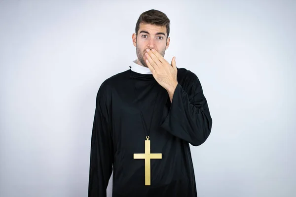 Junger Hispanischer Mann Priesteruniform Der Vor Weißem Hintergrund Steht Und — Stockfoto