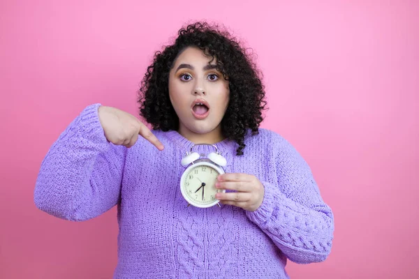 Ung Vacker Kvinna Bär Casual Tröja Över Isolerad Rosa Bakgrund — Stockfoto