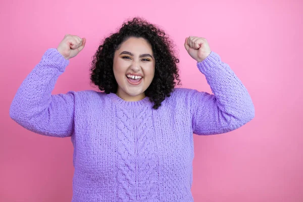 Jovem Mulher Bonita Vestindo Camisola Casual Sobre Fundo Rosa Isolado — Fotografia de Stock