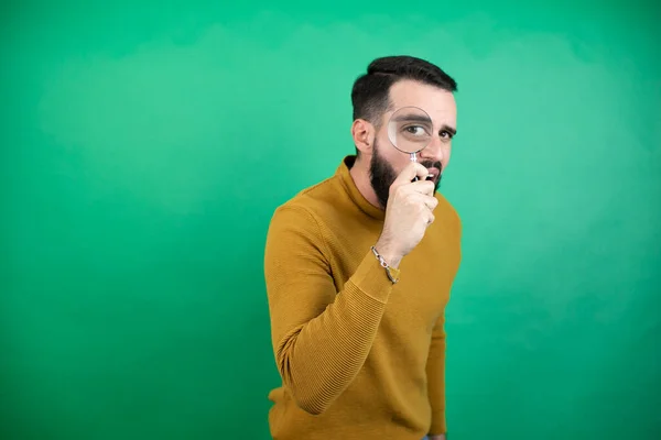 Bonito Homem Vestindo Roupas Casuais Sobre Fundo Verde Isolado Bonito — Fotografia de Stock