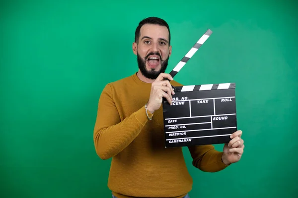 Bell Uomo Che Indossa Vestiti Casual Sfondo Verde Isolato Tenendo — Foto Stock