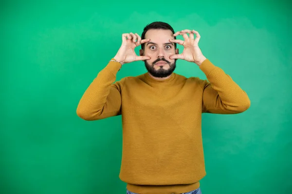 Hombre Guapo Usando Ropa Casual Sobre Fondo Verde Aislado Tratando — Foto de Stock