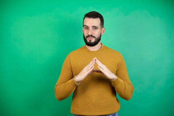 Bonito Homem Vestindo Roupas Casuais Sobre Fundo Verde Isolado Com — Fotografia de Stock