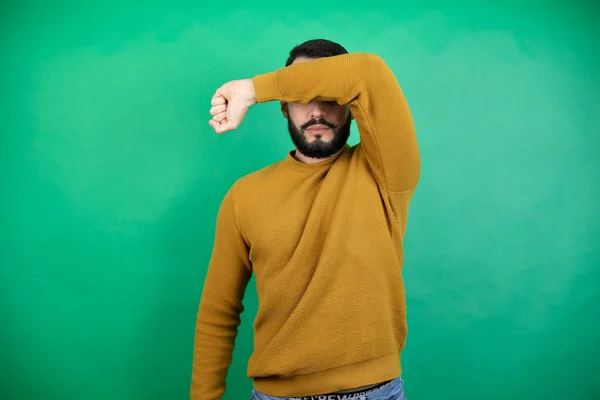 Bonito Homem Vestindo Roupas Casuais Sobre Fundo Verde Isolado Cobrindo — Fotografia de Stock