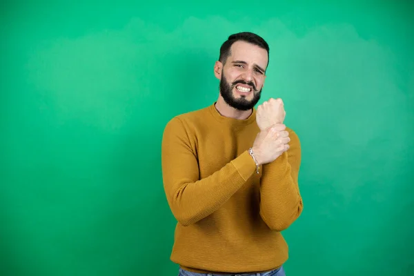 Bell Uomo Che Indossa Vestiti Casual Sfondo Verde Isolato Che — Foto Stock