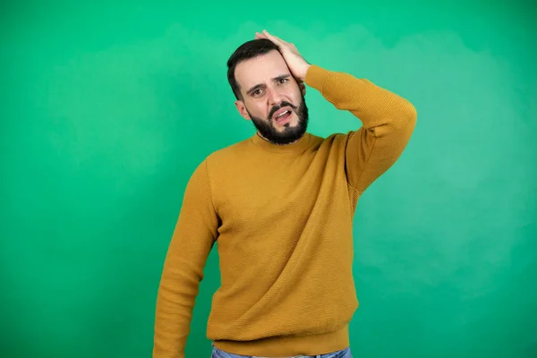 Schöner Mann Lässiger Kleidung Über Isoliertem Grünem Hintergrund Der Ihr — Stockfoto