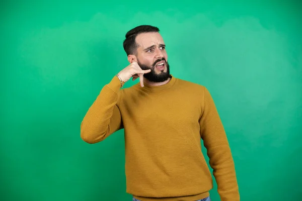 Schöner Mann Lässiger Kleidung Über Isoliertem Grünem Hintergrund Lächelnd Telefongeste — Stockfoto