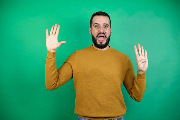 Bell Uomo Che Indossa Vestiti Casual Sfondo Verde Isolato Mostrando — Foto Stock