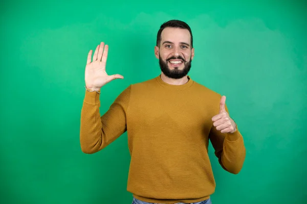 Bell Uomo Che Indossa Vestiti Casual Sfondo Verde Isolato Mostrando — Foto Stock