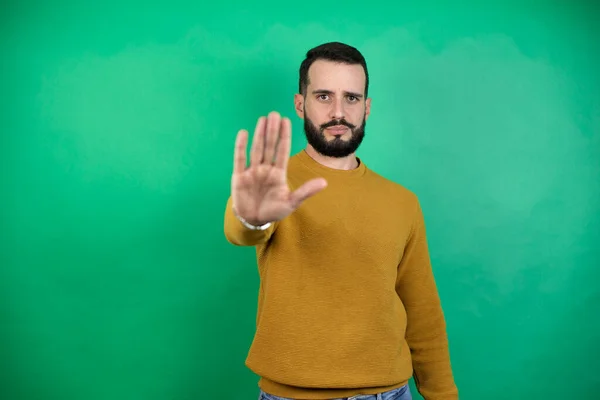 Schöner Mann Lässiger Kleidung Über Isoliertem Grünem Hintergrund Ernst Und — Stockfoto