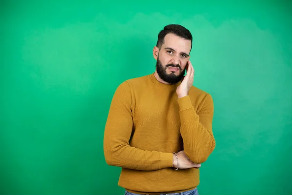 Bonito Homem Vestindo Roupas Casuais Sobre Fundo Verde Isolado Pensando — Fotografia de Stock