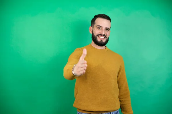 Bello Uomo Che Indossa Abiti Casual Sfondo Verde Isolato Sorridente — Foto Stock