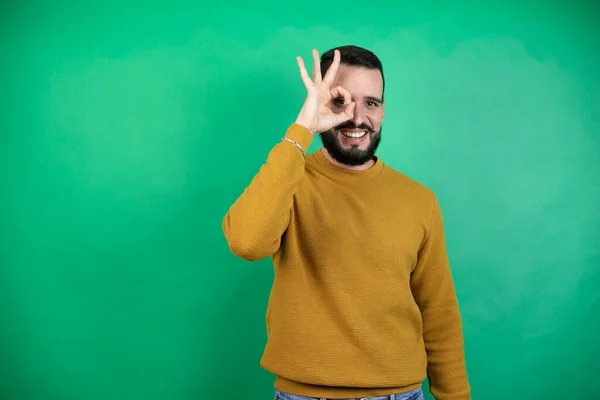 Bell Uomo Che Indossa Vestiti Casual Sfondo Verde Isolato Facendo — Foto Stock