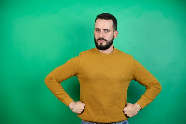 Schöner Mann Lässiger Kleidung Über Isoliertem Grünem Hintergrund Skeptisch Und — Stockfoto