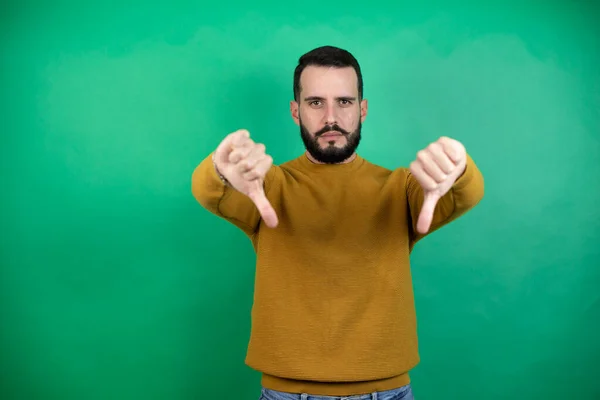 Schöner Mann Lässiger Kleidung Über Isoliertem Grünem Hintergrund Mit Wütendem — Stockfoto