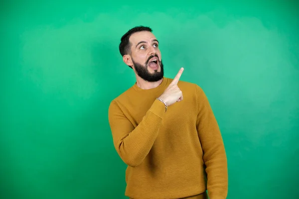 Bell Uomo Che Indossa Abiti Casual Sfondo Verde Isolato Stupito — Foto Stock